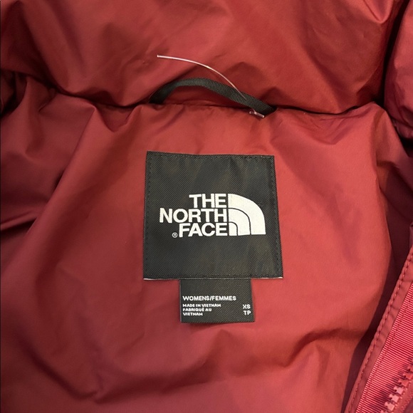 NWT. The North Face women’s Burgundy Puffer Jacket, size xs - Picture 4 of 8